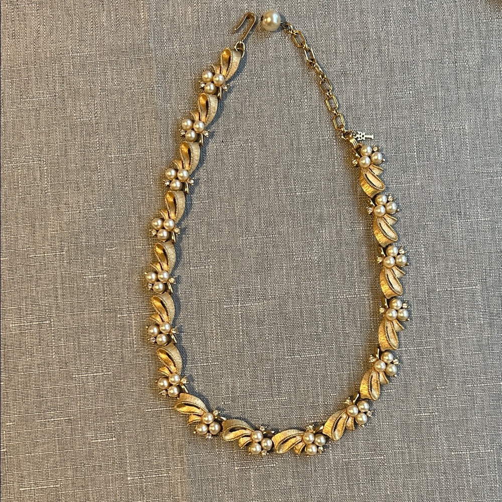 Vintage Elegant Costume Gold and Pearl Necklace